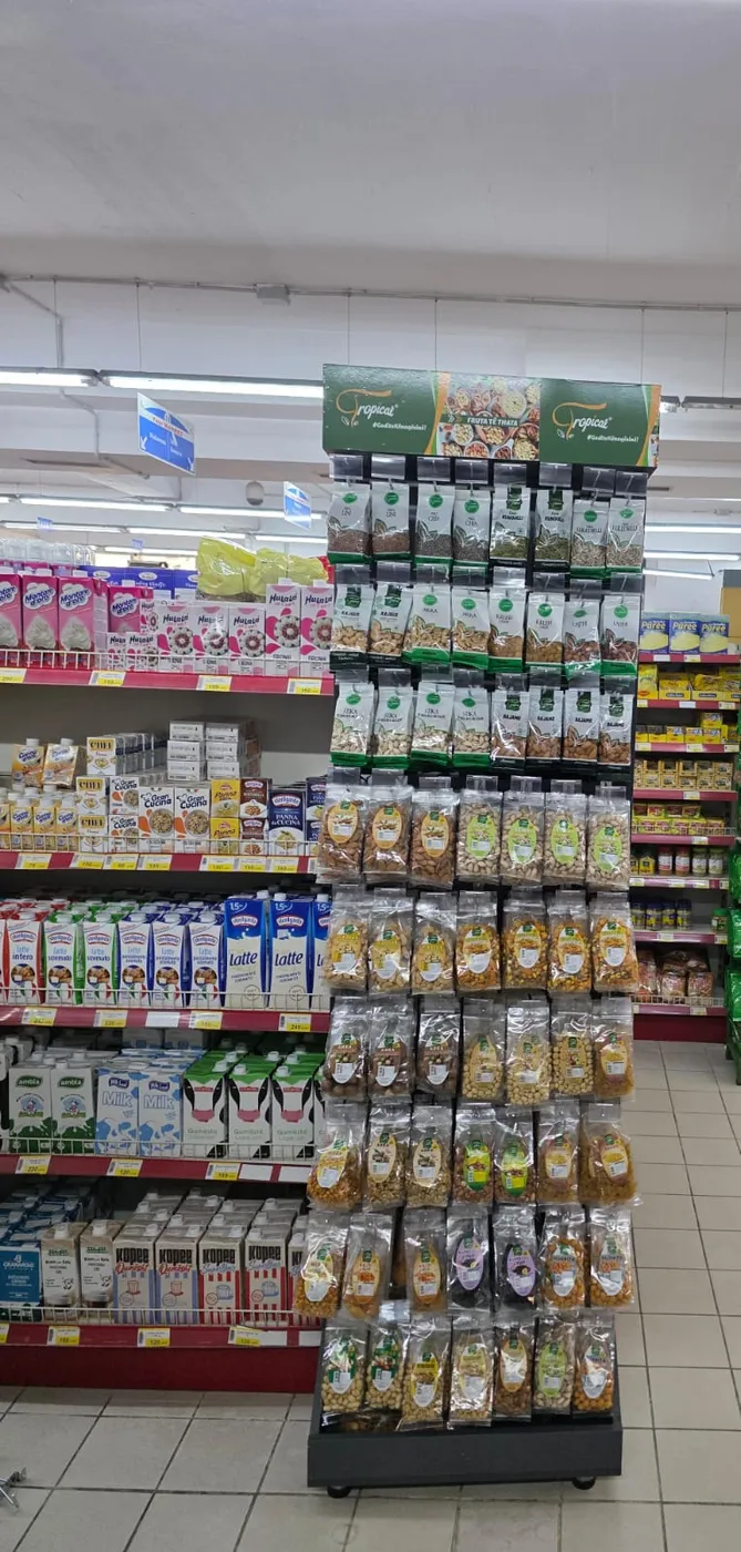 Stenda e Tropical me fara dhe fruta të thata