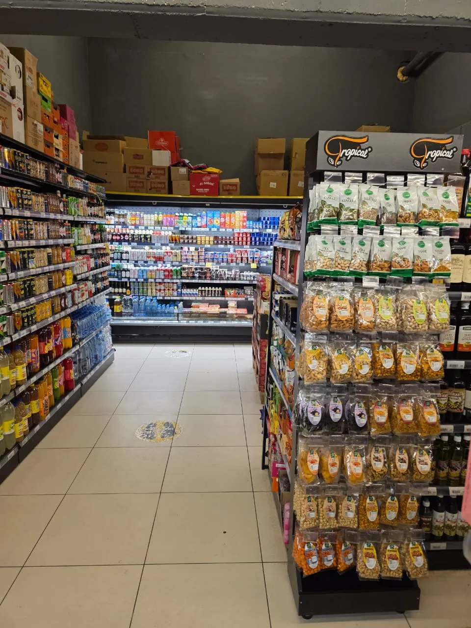 Stenda e Tropical pranë arkës