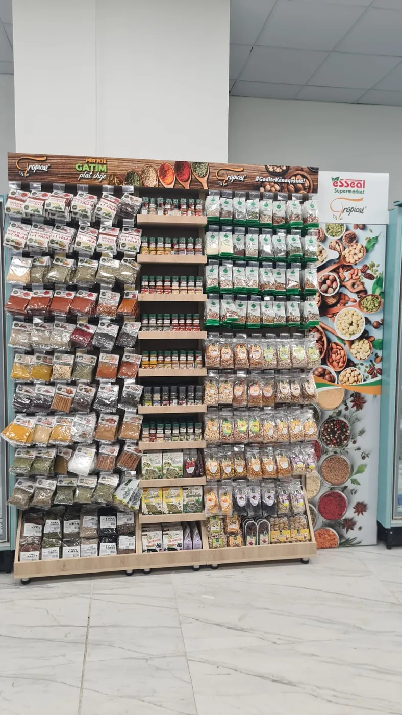 Stenda e Tropical në korridorin e supermarketit