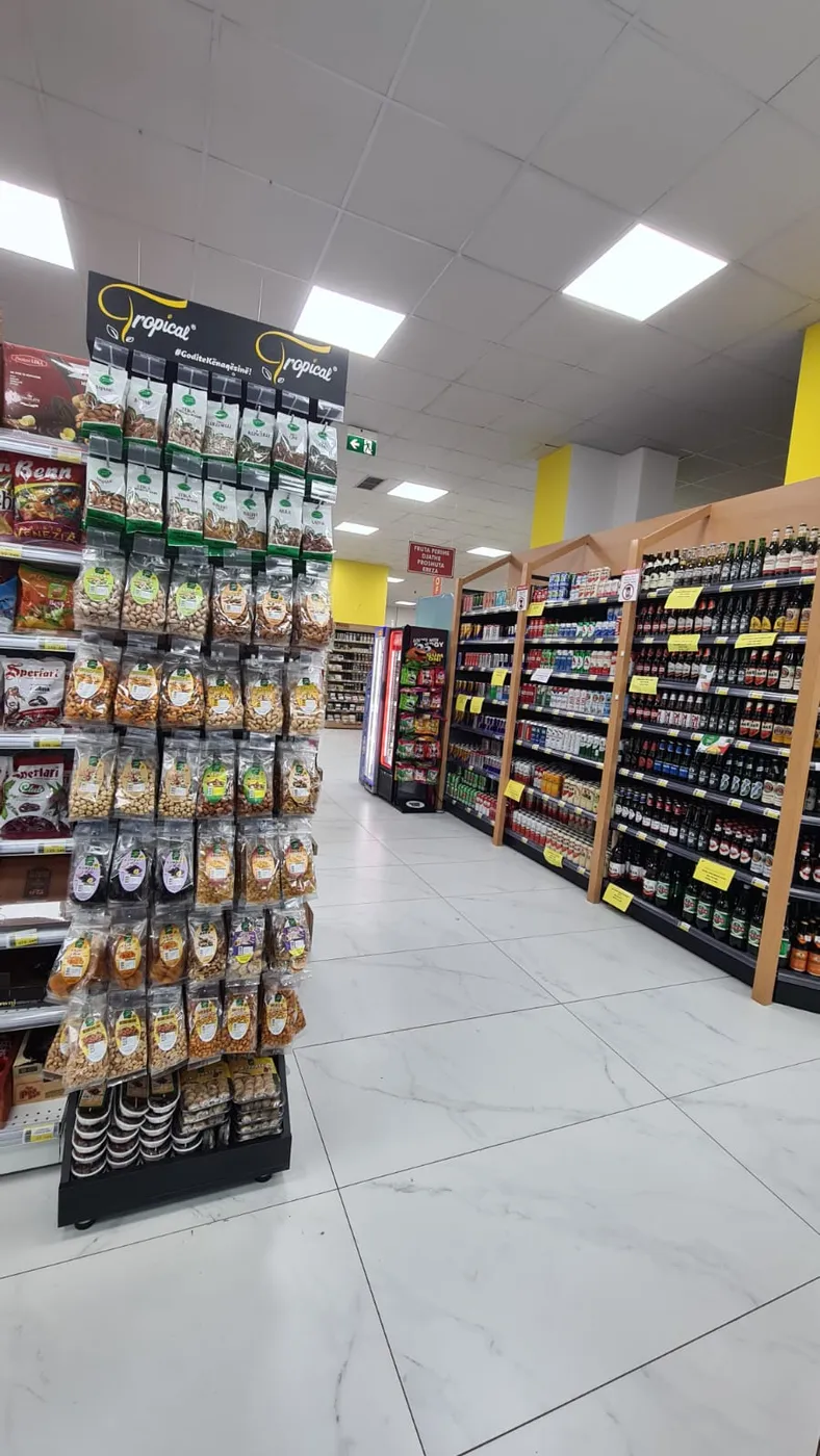 Stenda e Tropical me erëza, çajra dhe fruta të thata